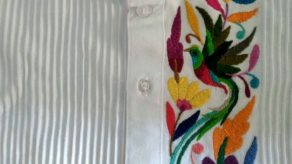 Imagen de Guayabera con especies mexicanas - bordado artesanal 