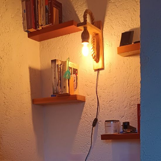 Imagen de Lámpara rústica de pared en madera de pino y cuerda de henequén