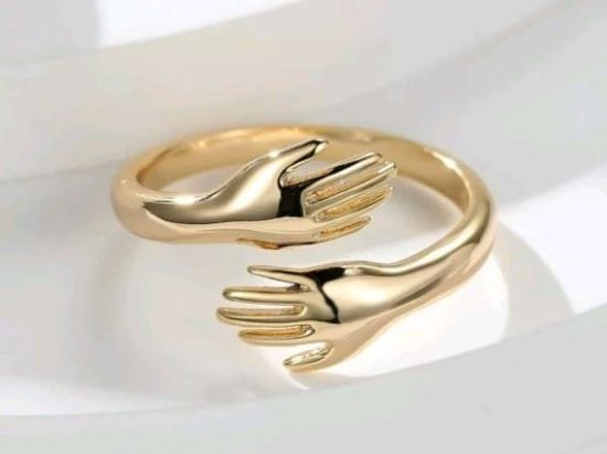 Imagen de Anillo dorado diseño de manos