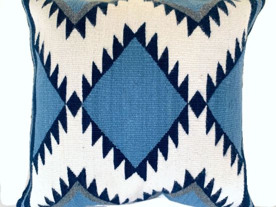 Imagen de Funda de Cojín Tapete tejido a mano en telar Hecho de lana de Merino y Borrego y teñido con indigo natural 