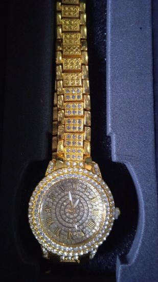 Imagen de Reloj Dorado para Dama  con imitación de diamantes 