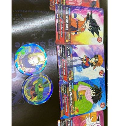 Imagen de 50 sobres de Tarjetas y tazos de batalla DragonBall Super 50 sobres con 5 tarjetas tipo holográficas y 2 tipo tazos cada sobre