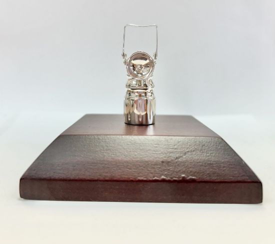Imagen de Escultura lampara de minero / Técnica modelado en cera.