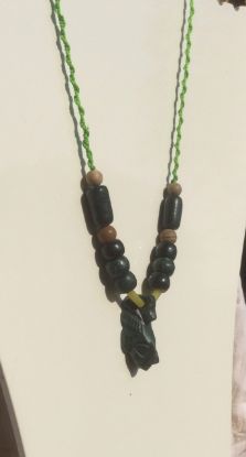 Imagen de Colgante Maya con figura tallada en serpentina y perlas de jade Guatemalteco, collar prehispánico 