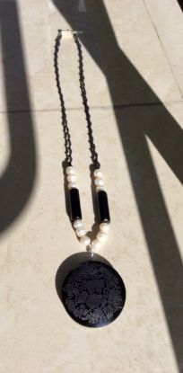 Imagen de Colgante Mexicano prehispánico Coyolxauhqui Obsidiana con Collar de perlas de rio y agata negra, joyería Mexicana