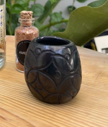 Imagen de Vaso Mezcalero de barro negro de Oaxaca.